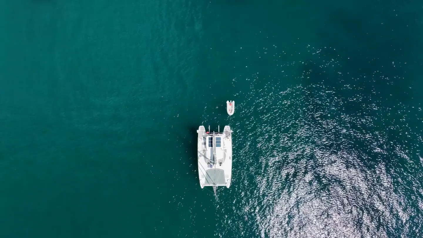 Vue drone de Little Cloud, notre catamaran Catana 431, sur une eau turquoise