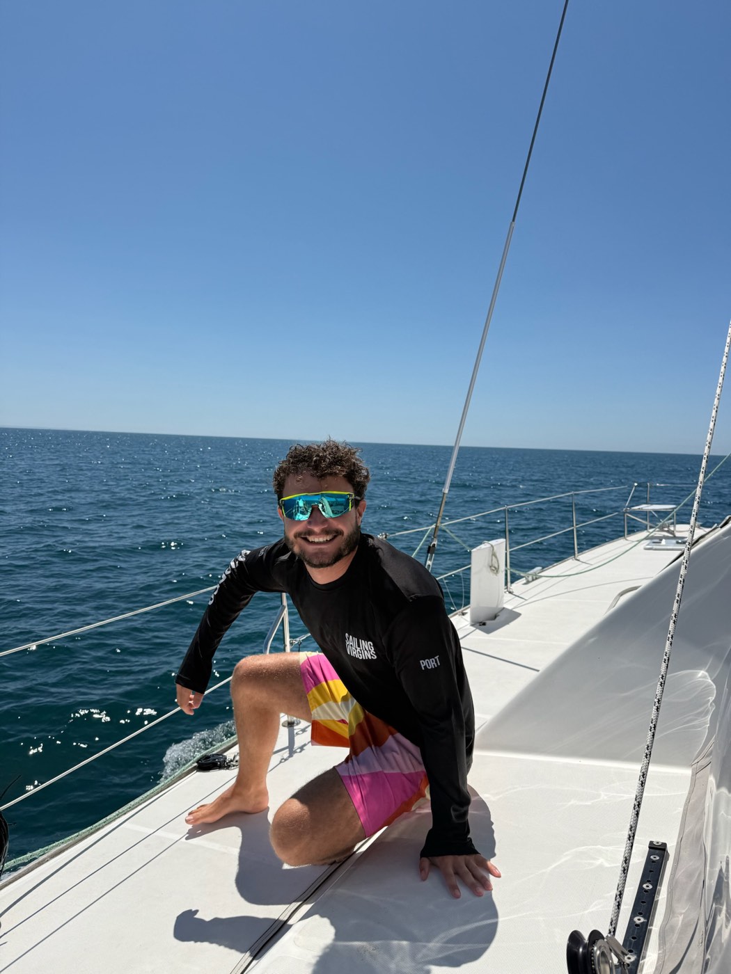 Sam, RYA Yachtmaster Offshore, sur la plage avant de Little Cloud en navigation